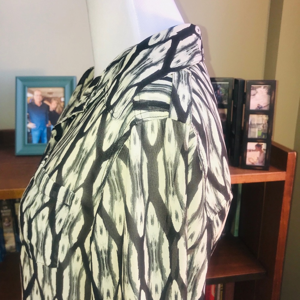 Button down blouse - Picture 2 of 5